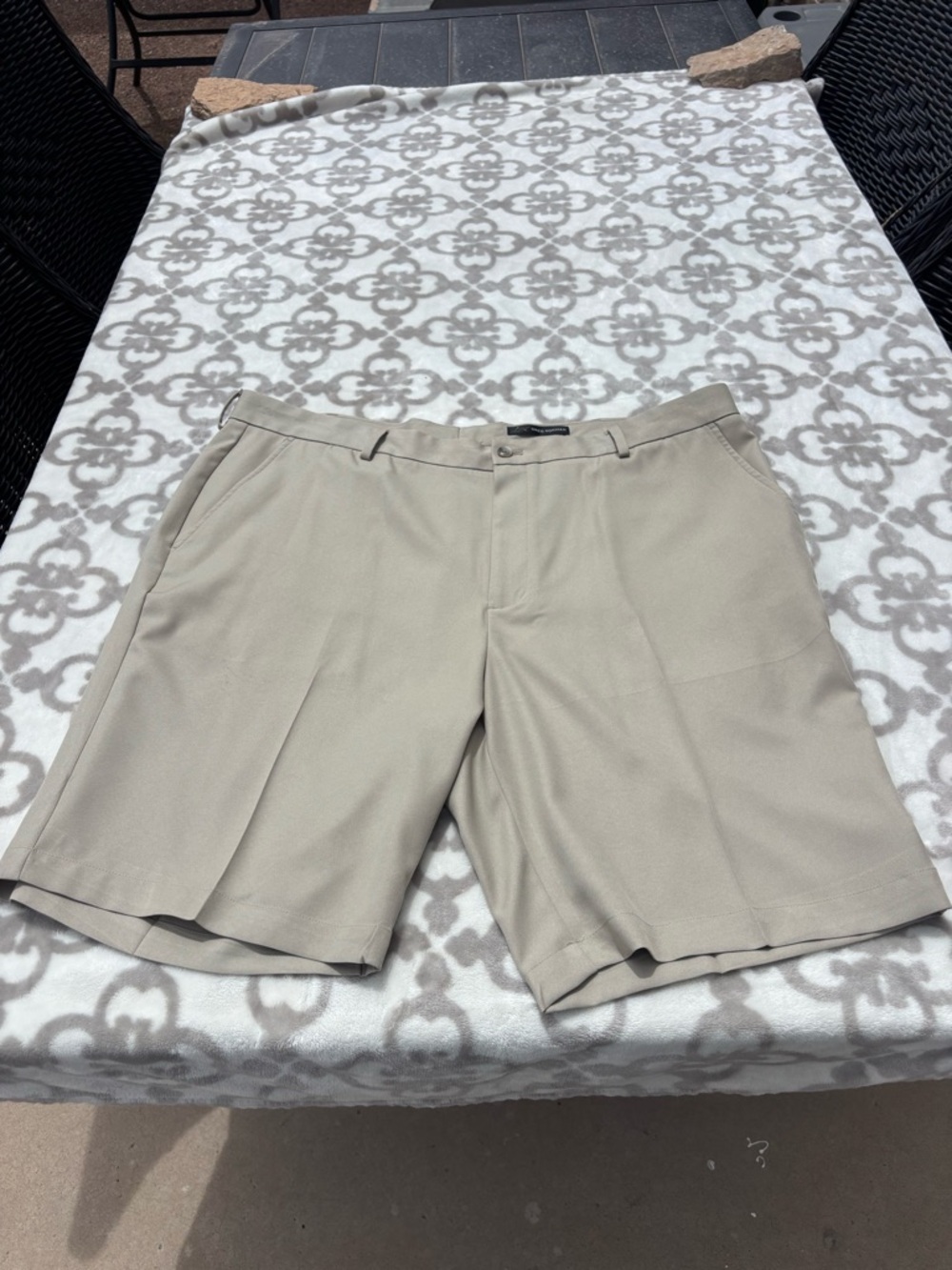 Greg Norman Golf Shorts Size 42 Beige Flat Front Zip Pocket 100% Polyester khaki